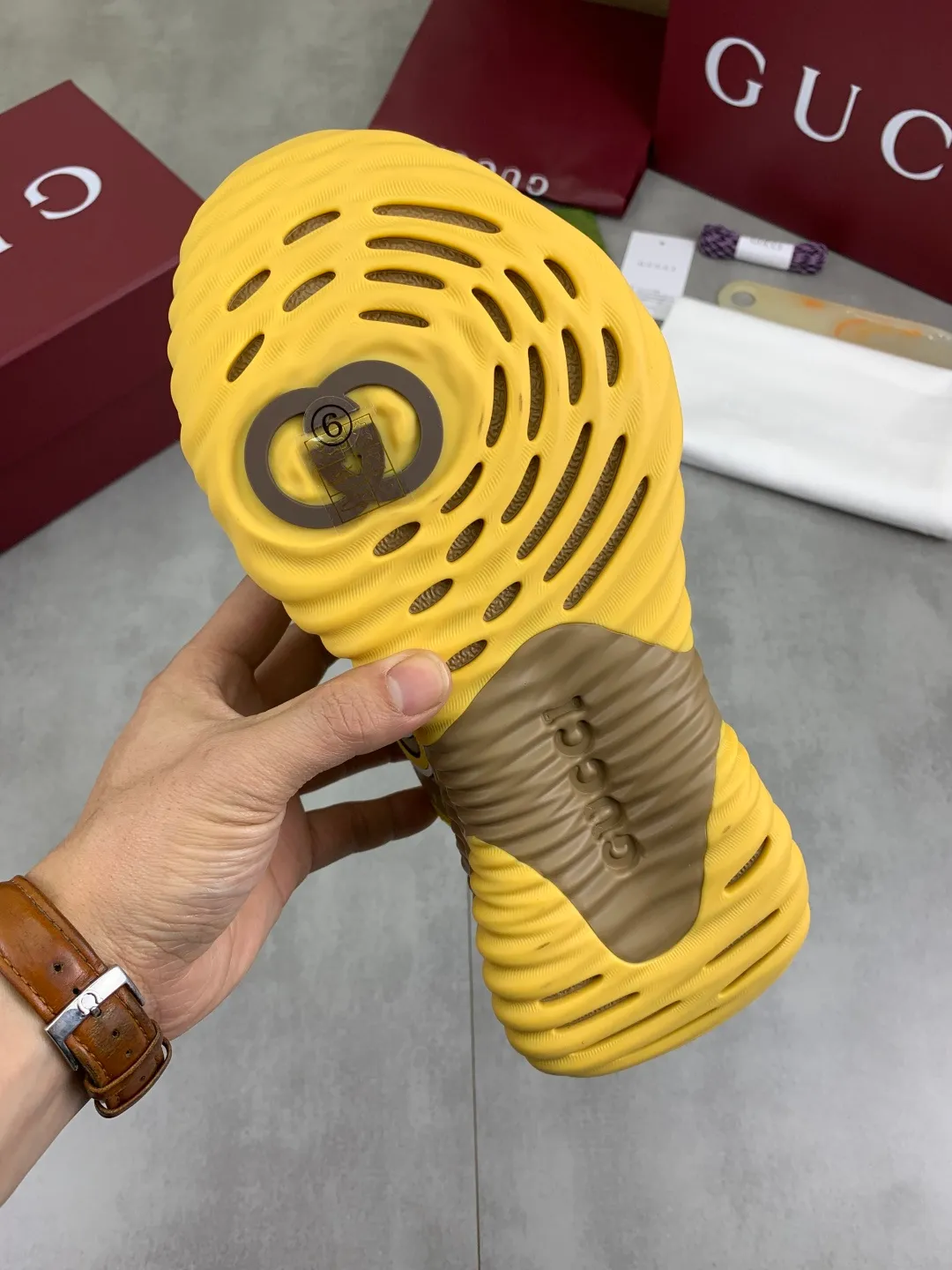 Men's shoes 💰P800 New model 💰Latest model💎💎💎GUCCI Italian Gucci dad shoes Top version 🔜Original quality🔜Purchasing level After many years of accumulation of dad shoes, it took more than 3 months of research and development to disassemble the original version, and finally it is available! The goods are worth looking forward to! 👫 style for couples 🔜Versatile in all seasons🔜 Fashion🔜 Personality 🔜Distinctive Outsole: The latest original developed TPU Upper: Imported original material🐮 Lining: Original A-grade mixed sheepskin🐮 Foot pads: Original A-grade imported cowhide 💯Counter genuine full set of packaging Midsole Latex pad with LOGO, Lasting, oil edge, air pressure coding process, support NFC anti-counterfeiting chip detection! Size: women’s code 35-40, men’s code 39-44 (women’s 34 41, men’s 38 45 46 customized)